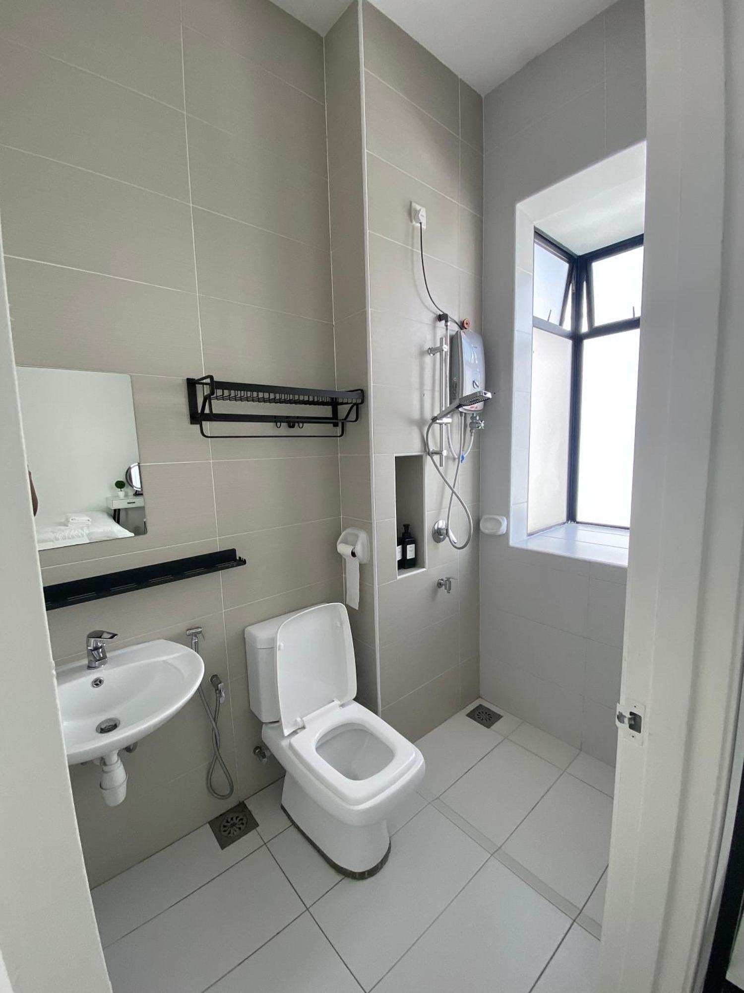 Bukit Indah - With Private Bathroom 1-4pax Asrama