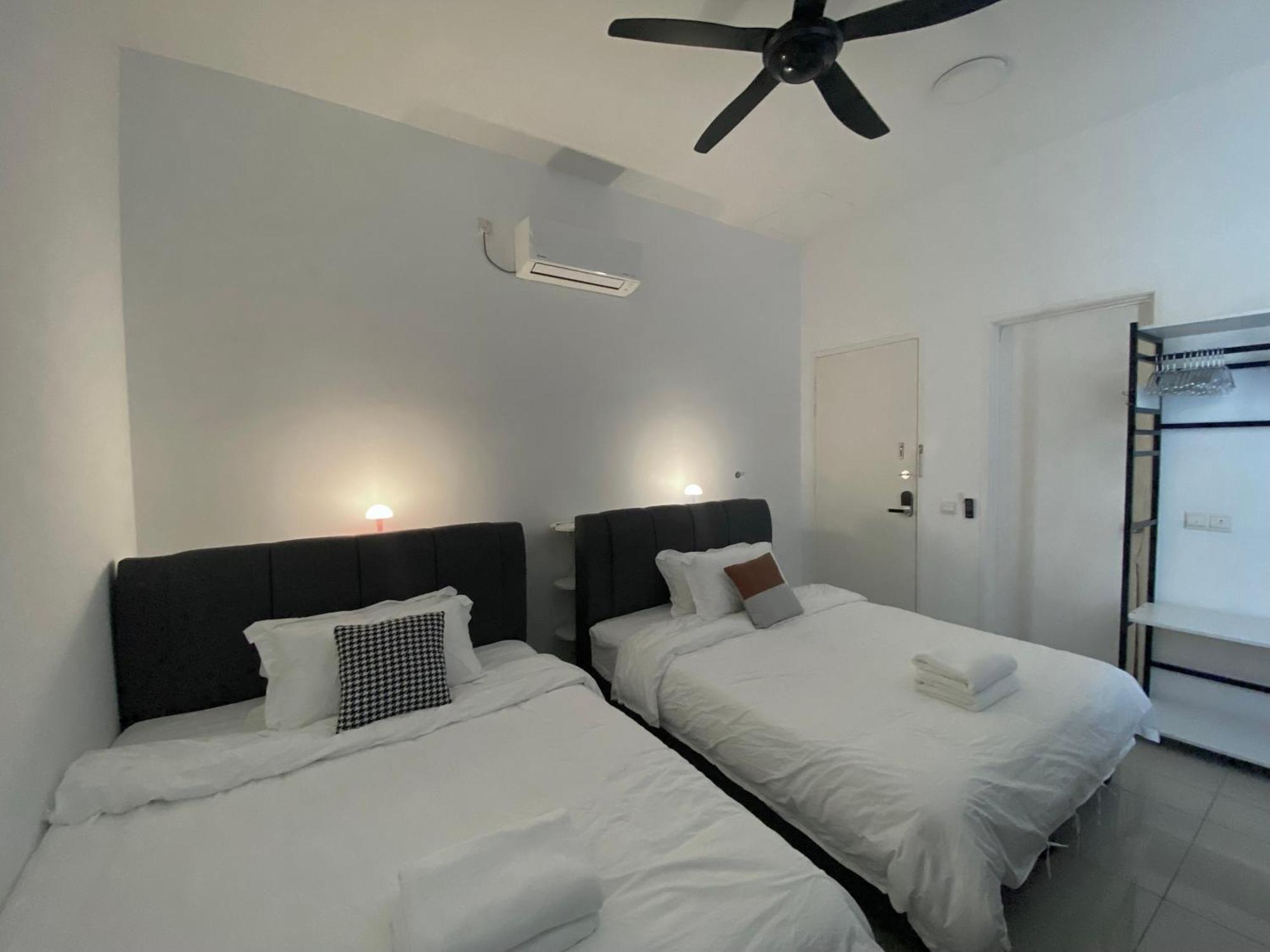 Bukit Indah - With Private Bathroom 1-4pax Asrama *